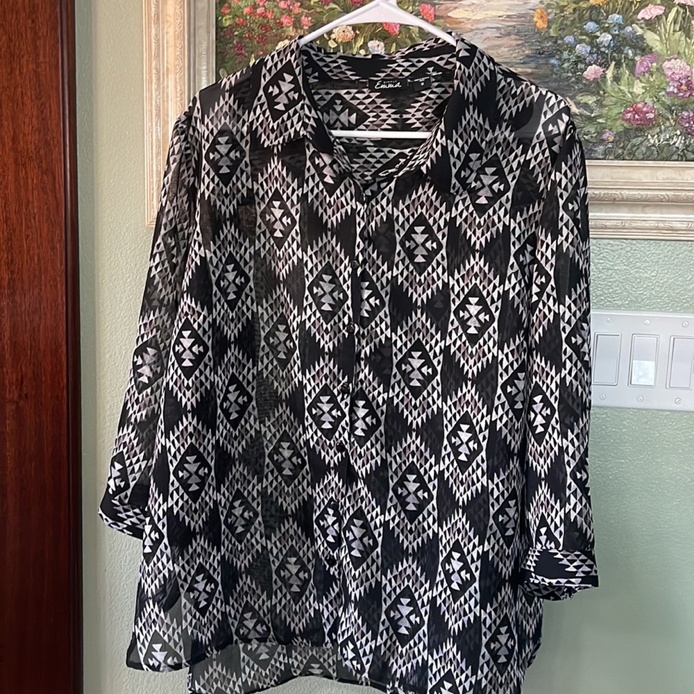 Women’s Plus Button Front Blouse Geometric Print - Picture 9 of 9